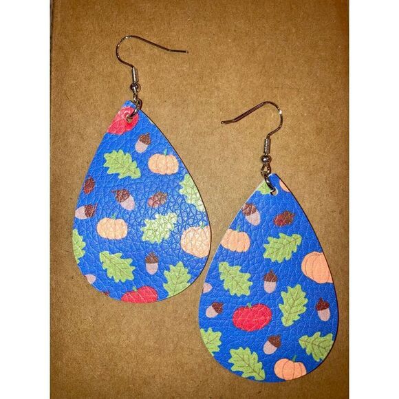 ☀️3/$12☀️ Acorn and Pumpkin Fall Inspired Dangle Earrings - Picture 1 of 3